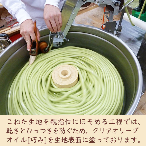 こねた生地を親指位にほそめる工程では、乾きとひっつきを防ぐため、クリアオリーブオイル[巧み]を生地表面に塗っております。